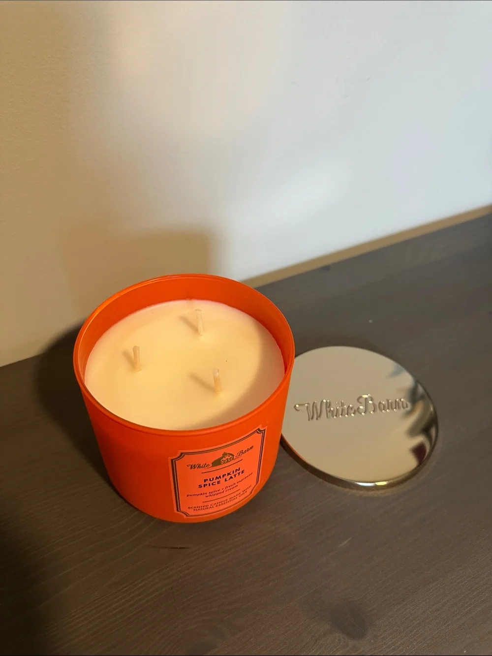 ☕️ 🎃White Barn Pumpkin Spice Latte Three Wick Candle - Picture 2 of 3